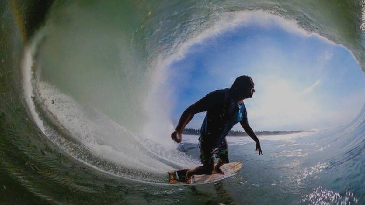 Muere el surfista Mikala Jones tras cortarse una arteria mientras surfeaba en Indonesia