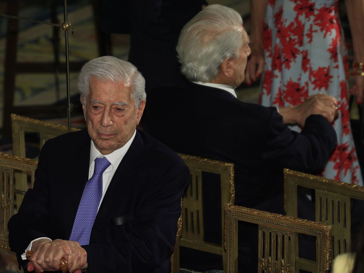Foto: Mario Vargas Llosa asiste al acto de entrega de la Gran Cruz de la Orden de Isabel la Católica; en el reflejo del espejo, Isabel. (EFE/Zipi Aragón)
