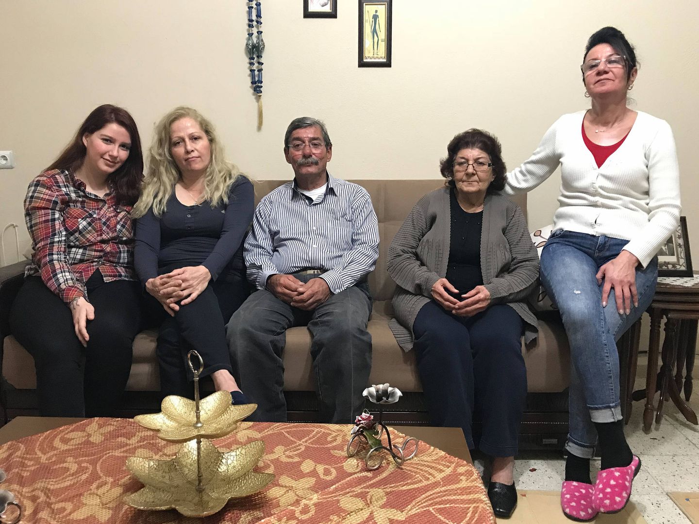 Feyzullah Aldirma rodeado de su familia: su hija y su mujer, su madre, Birsen Aldirma, y su hermana. (Onur Çakir)