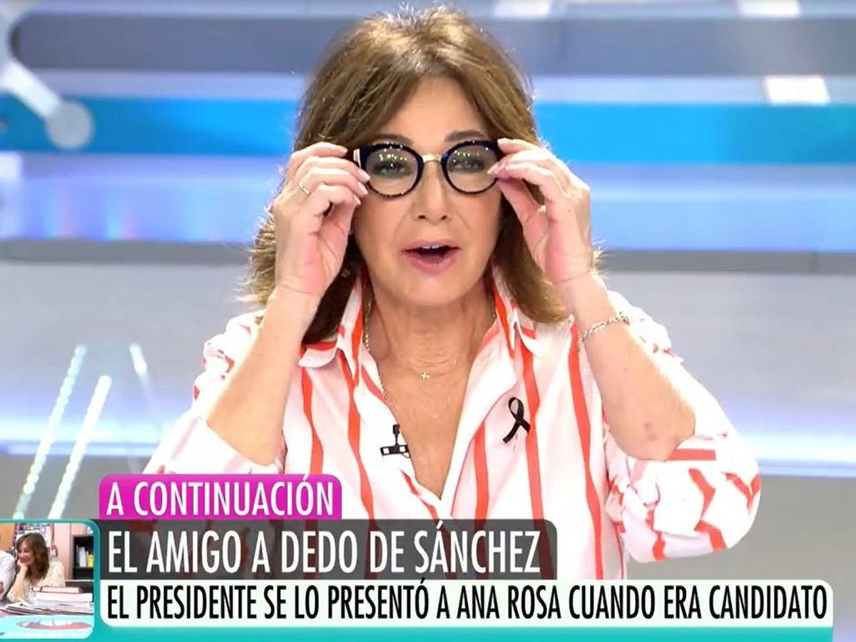 Foto: Ana Rosa Quintana con sus gafas de montura oscura. (Mediaset)