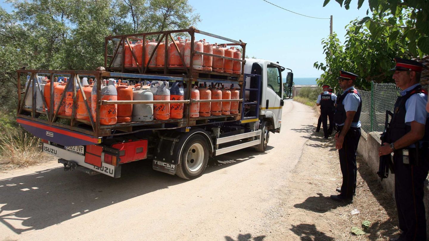 Los Mossos retiraron más de una centenar de bombonas de gas butano de la casa de Alcanar. (EFE)