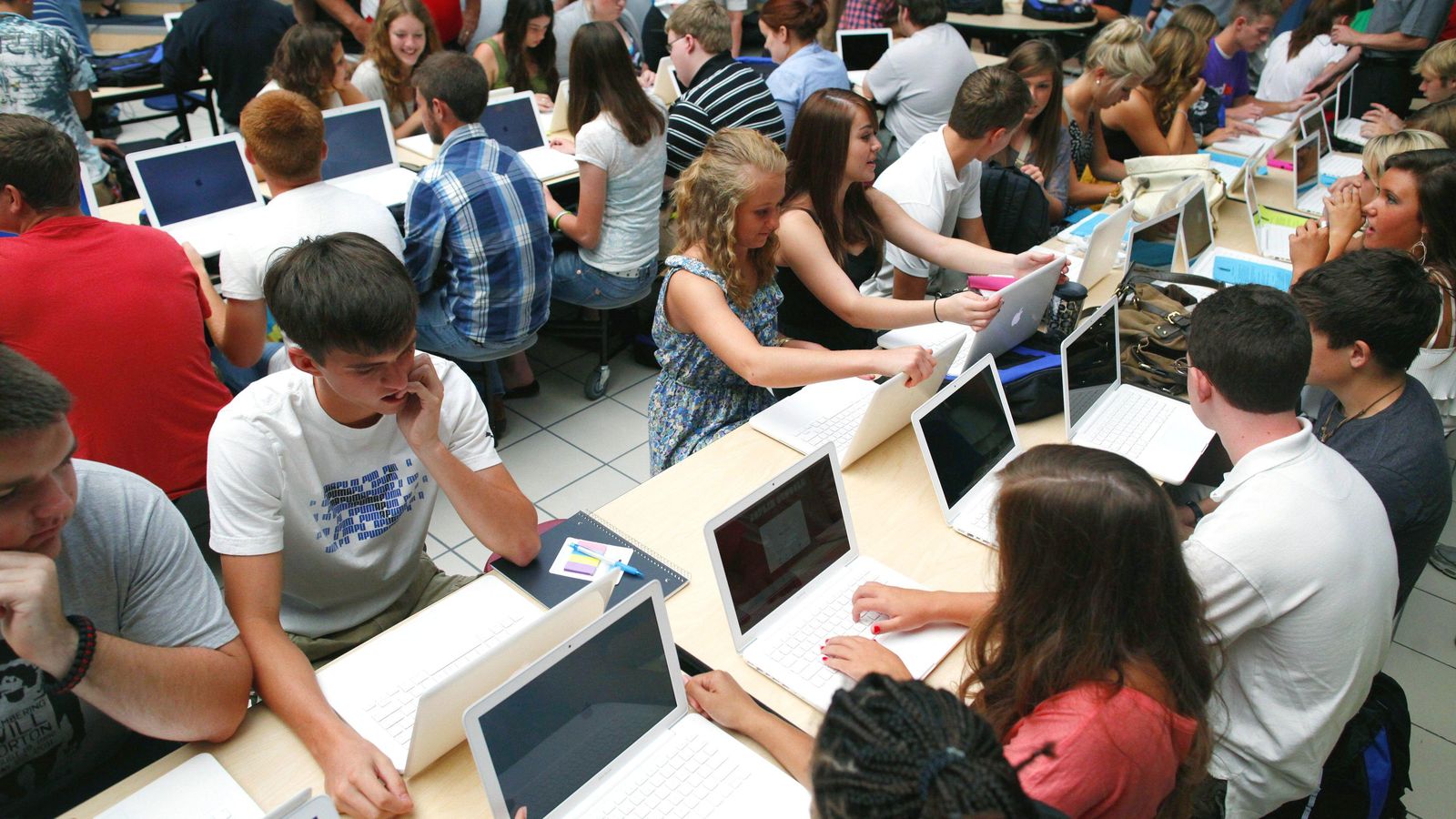 Foto: Estudiantes en Misuri, EEUU, configuran sus ordenadores el primer día de clase. (Reuters)