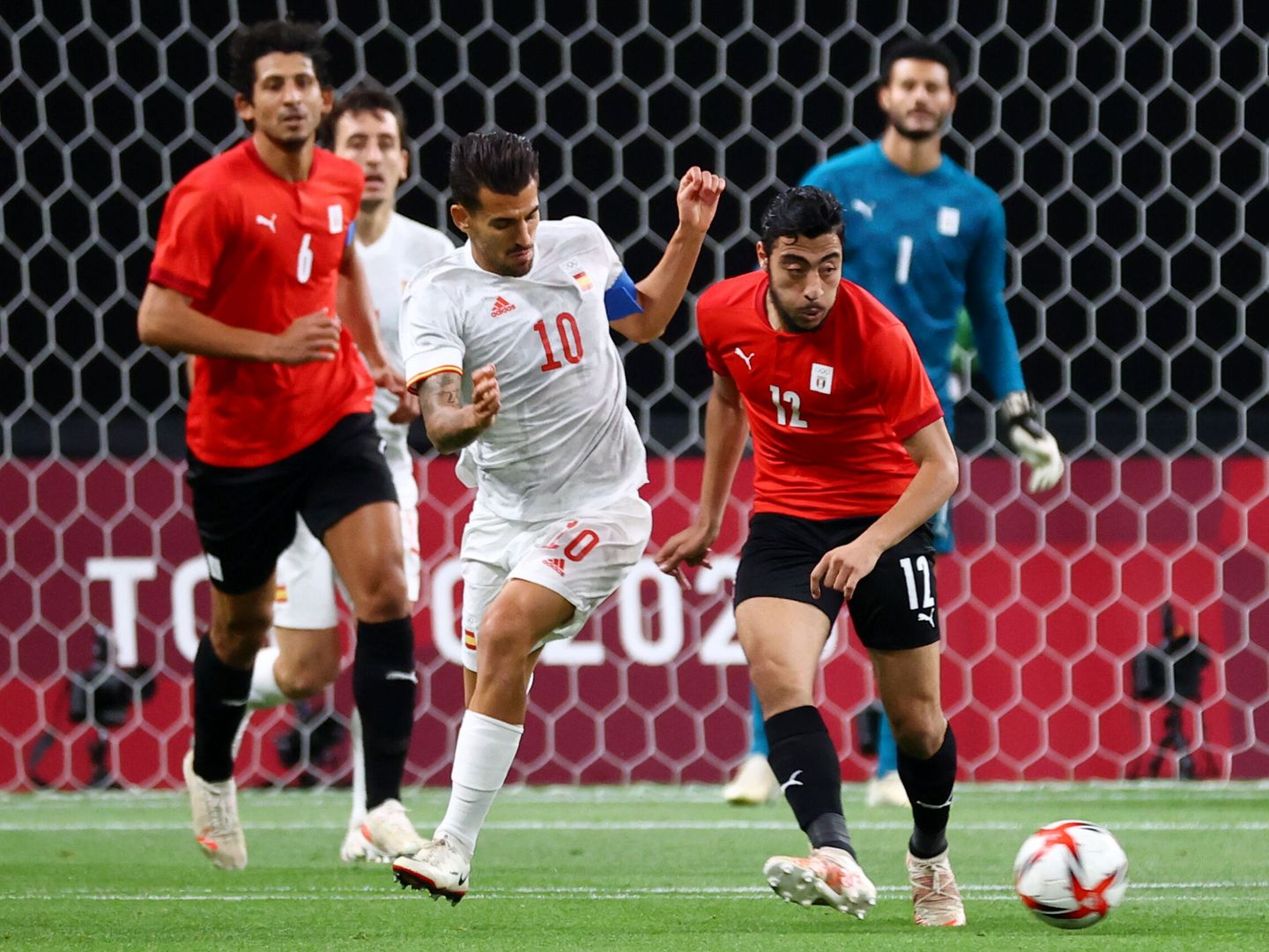 Ceballos pugna por un balón en el partido contra Egipto. (EFE)