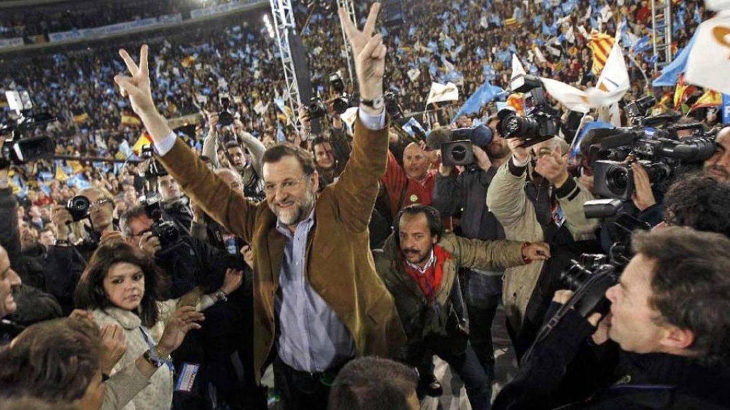 Rajoy, con Pérez detrás, en el mitin de la Plaza de Toros de las generales de 2008 pagado de forma ilegal.