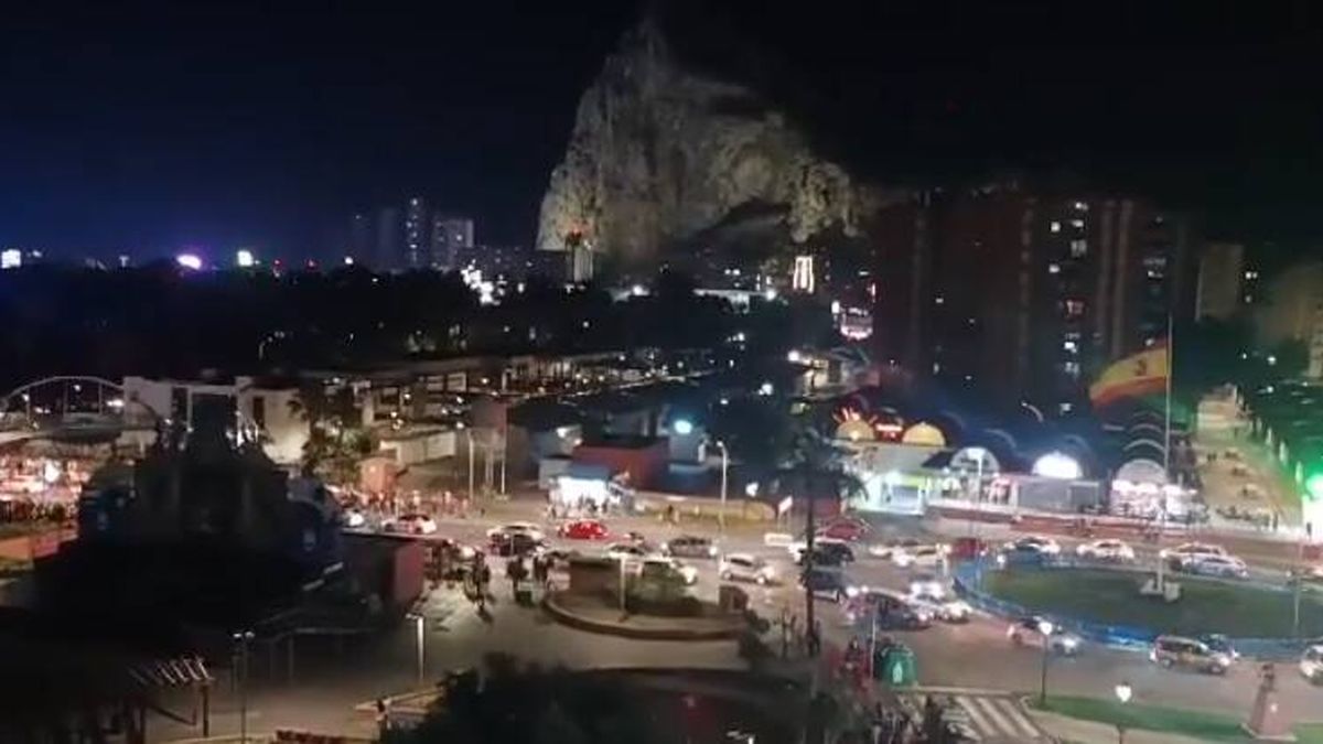 Vídeo | Cientos de aficionados se concentran en la valla de Gibraltar para celebrar la victoria de España