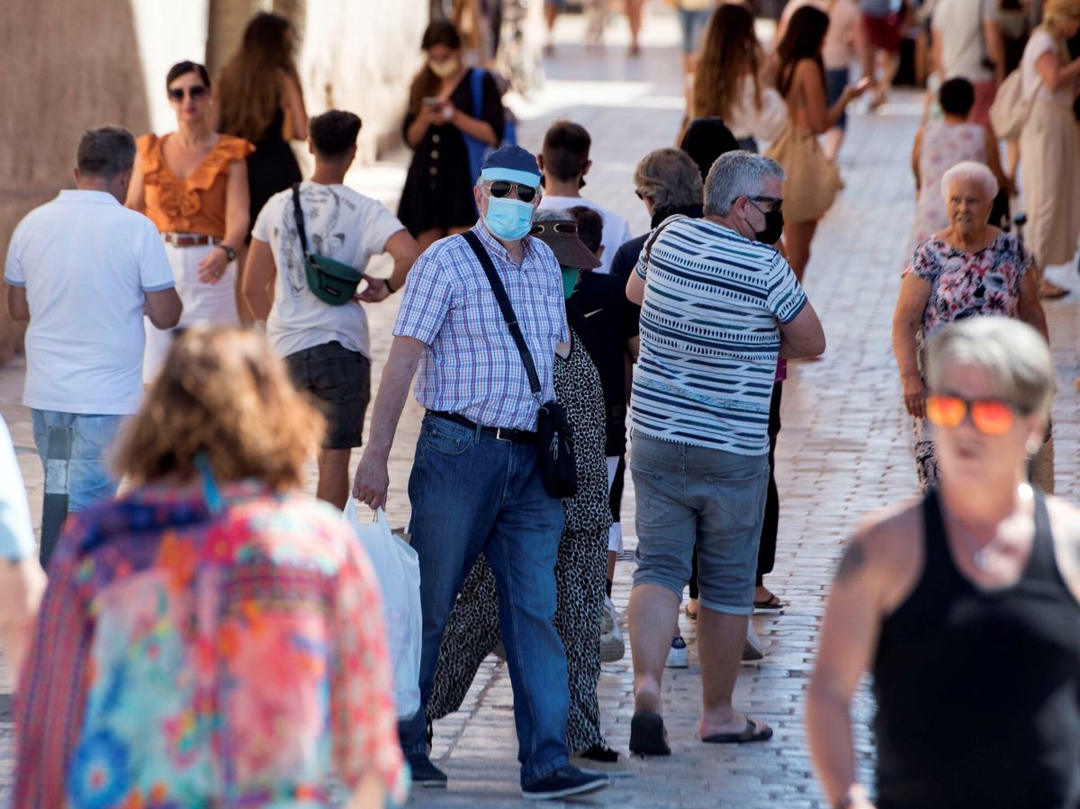 Foto: Un hombre con mascarilla camina por el casco histórico de Ciutadella, Menorca. (EFE) 