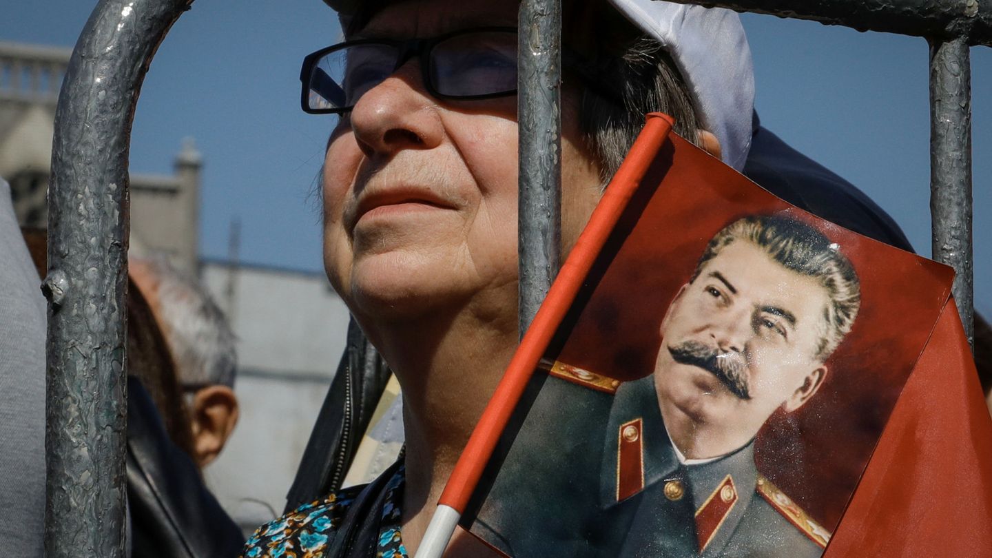 Militante comunista ruso con un retrato de  Stalin en Moscú. (Reuters)
