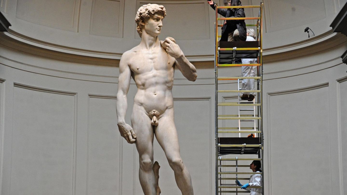 El imponente 'David' esculpido por Miguel Ángel es sometido a trabajos de limpieza y mantenimiento. (EFE/Maurizio Degl' Innocenti)