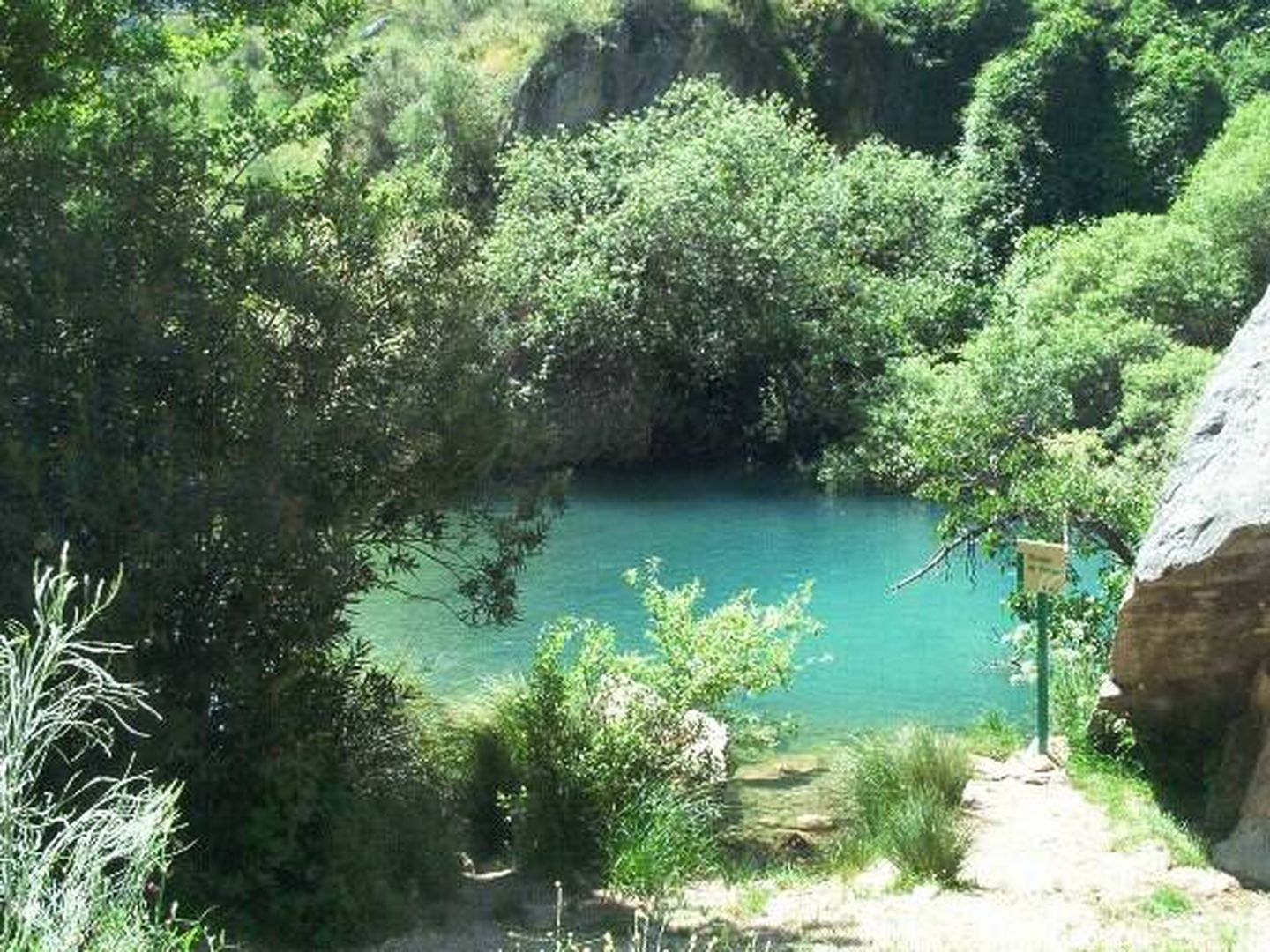Una de las piscinas naturales de la Cueva del Gato. (Turismo Andalucía)