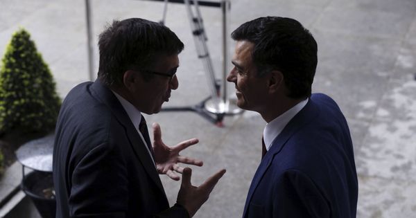 Foto: Pedro Sánchez y Patxi López hablan a la salida del Congreso, el pasado 19 de abril. (EFE)