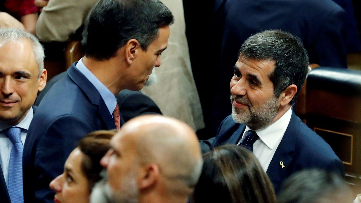 El presidente del gobierno Pedro Sánchez (i) y el diputado juzgado en la causa del 1-O Jordi Sánchez (d), durante la sesión constitutiva de la Cámara Baja. (EFE)