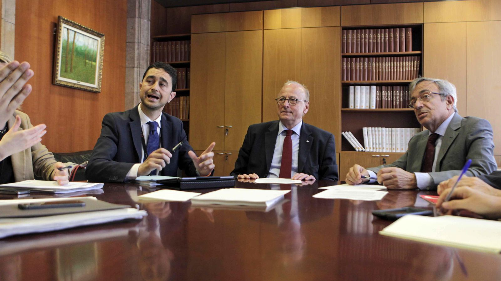 Foto: De izda. a dcha.: Damià Calvet, de CiU; el secretario general de la Presidencia, Jordi Vilajoana, y Xavier Sabater, del PSC, en una imagen de archivo. (EFE)
