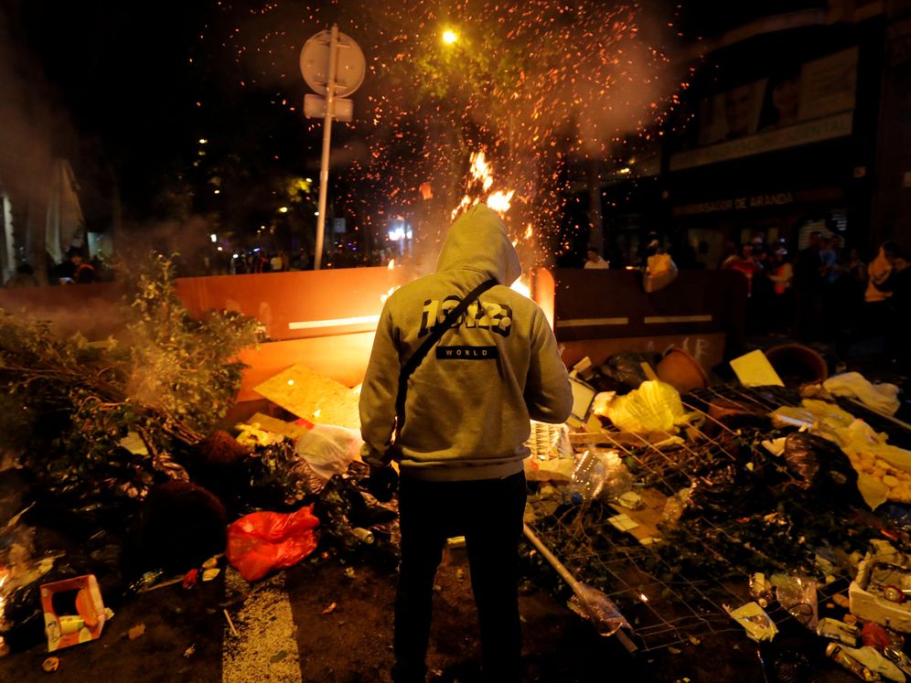 Foto: Uno de los manifestantes, durante los disturbios de este fin de semana en Barcelona. (Reuters)