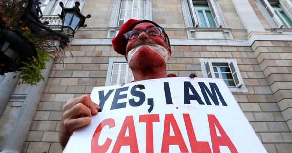 Foto: Un hombre protesta en la plaza Sant Jaume de Barcelona. (Reuters)