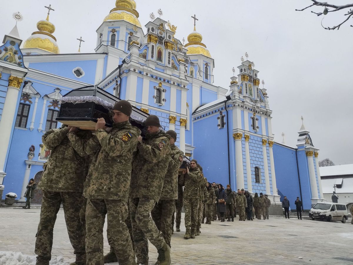 Foto: La Legión Internacional para la Defensa de Ucrania despidió hoy en la Catedral de San Miguel de las Cúpulas Doradas de Kiev. (EFE / Marcel Gascón)