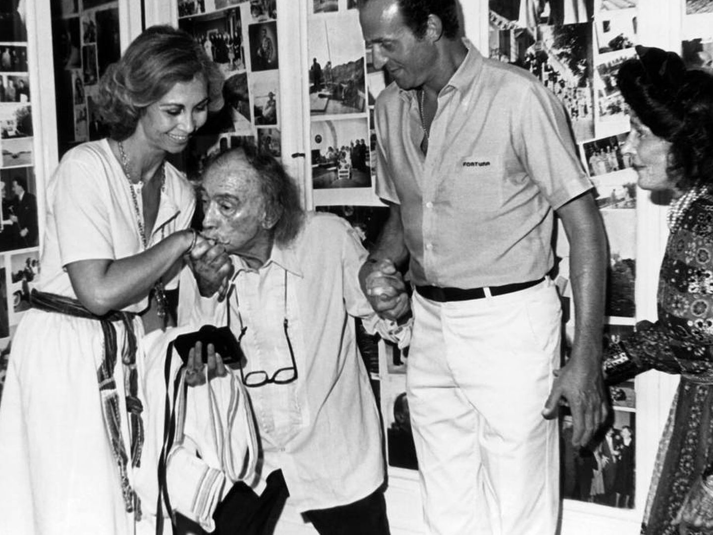 Dalí junto a don Juan Carlos y doña Sofía, los actuales Reyes eméritos. (Vanitatis)