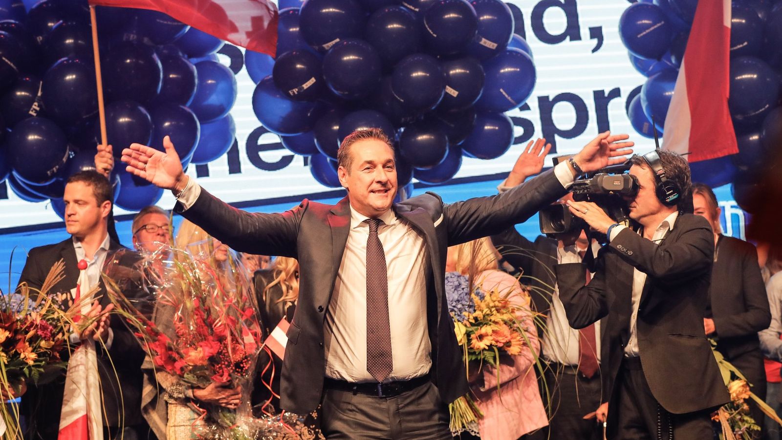 Foto: El líder del ultraderechista FPÖ, Heinz-Christian Strache, celebra los resultados de las elecciones en Viena, Austria. (EFE)