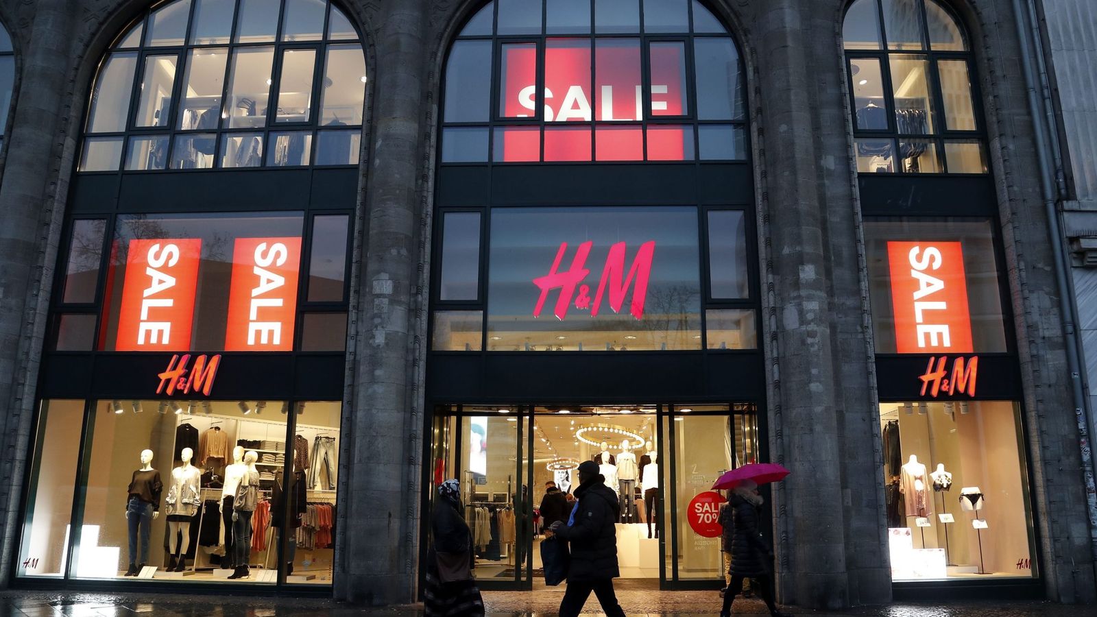 Foto: Vista general de una tienda de la cadena sueca de ropa H&M en el centro de Berlín. (EFE)