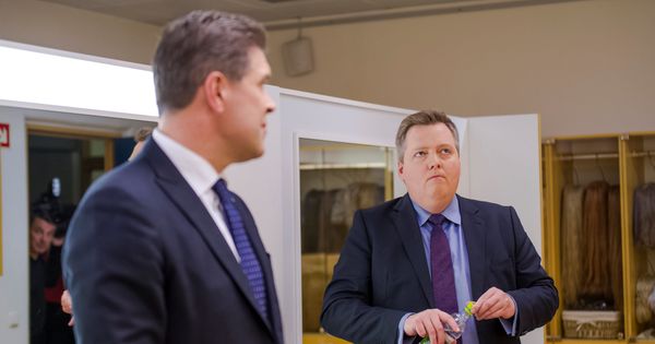 Foto: El primer ministro Bjarni Benediktsson, líder del Partido de la Independencia, junto a Sigmundur David Gunnlaugsson, en Reikiavik. (Reuters) 