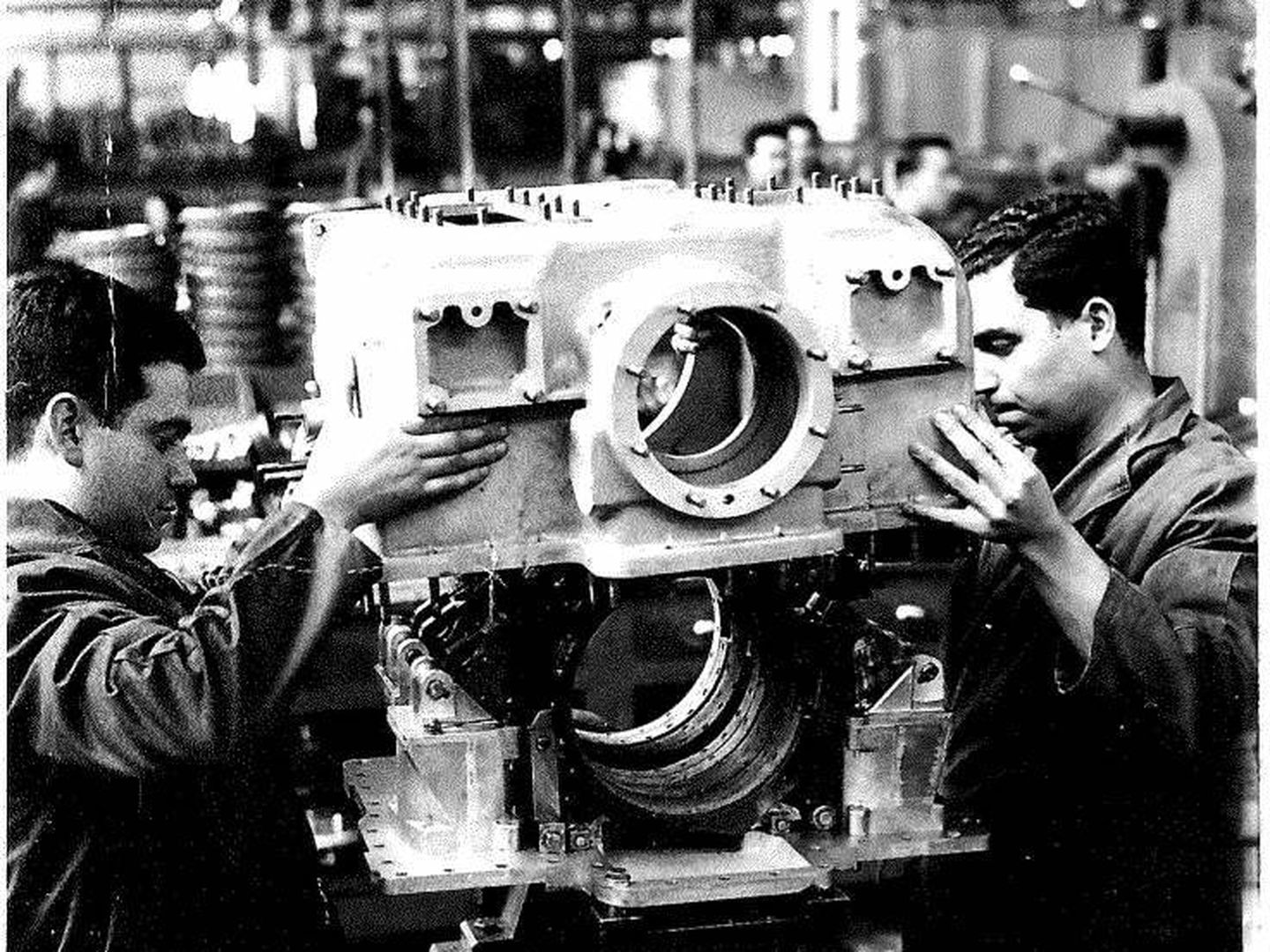 Operarios de la fábrica en ISA en el montaje de una caja de velocidades Wilson (1960).