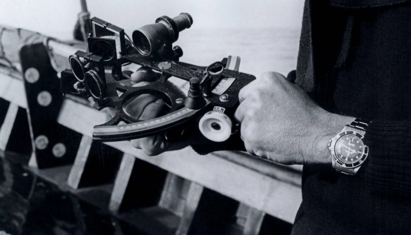 Hasta la introducción de los dispositivos electrónicos de localización, el sextante y el cronómetro eran los dos instrumentos de medición indispensables para determinar la longitud en alta mar.