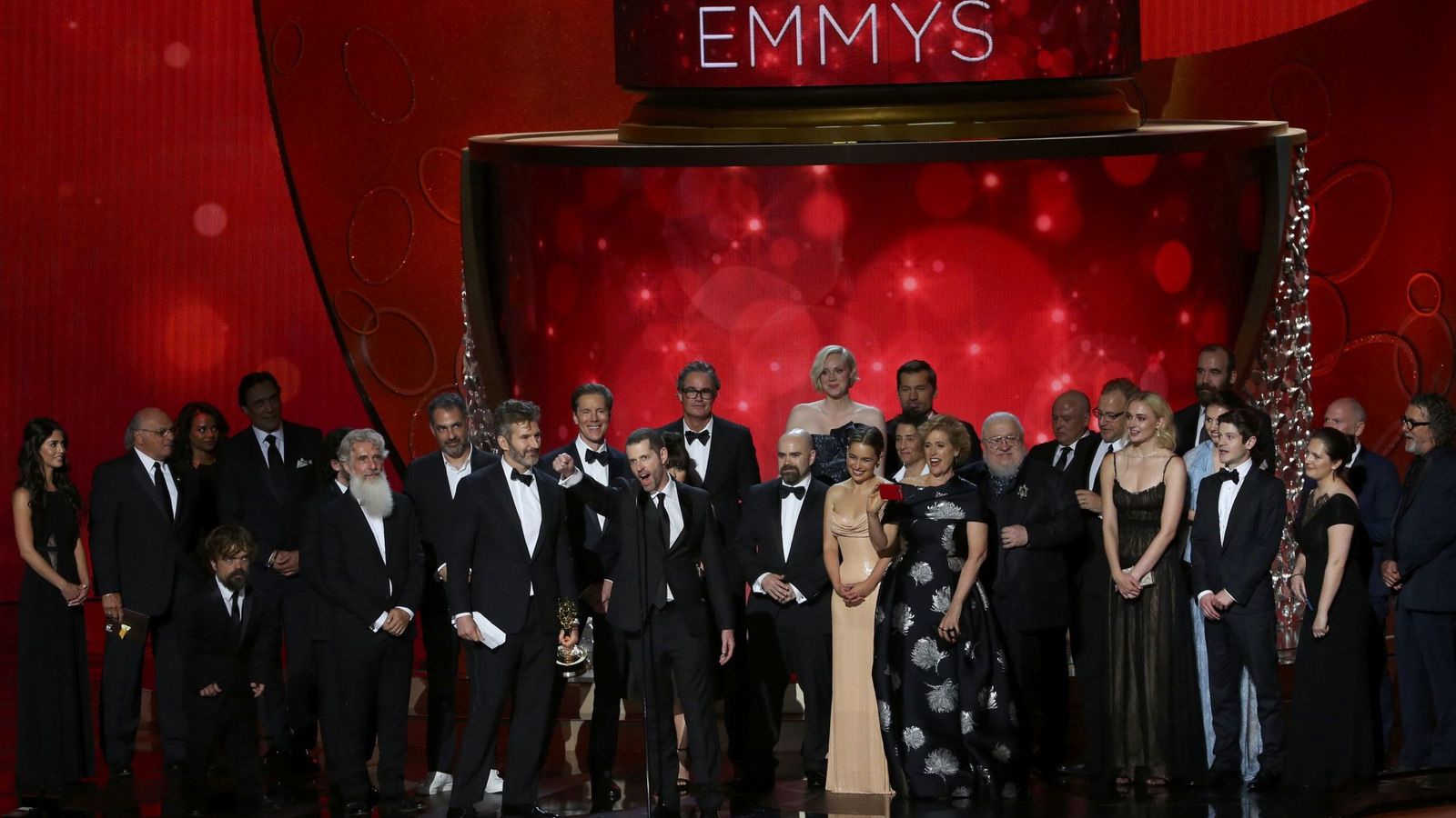 Foto: El equipo de 'Juego de Tronos' recogiendo el Emmy al mejor drama.