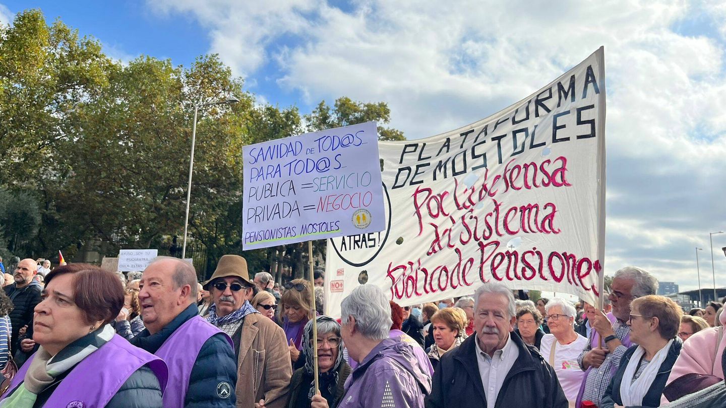 Pancartas contra la gestión sanitaria en la protesta de Madrid. (A.F.)