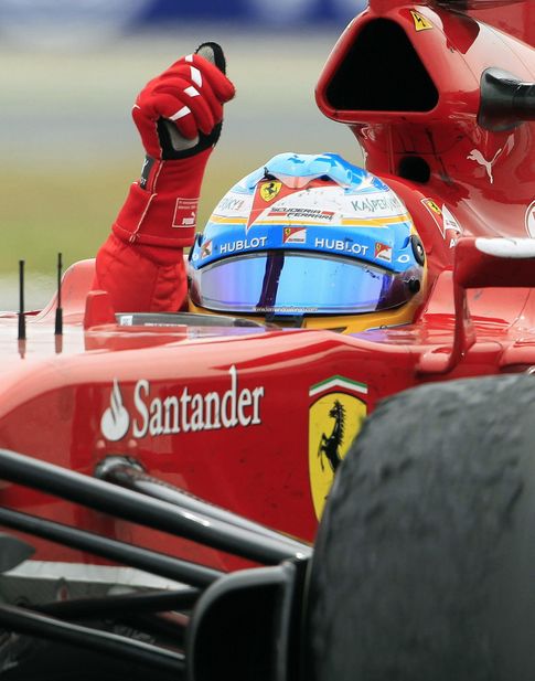 Alonso saluda tras conseguir la sexta posición. (EFE)