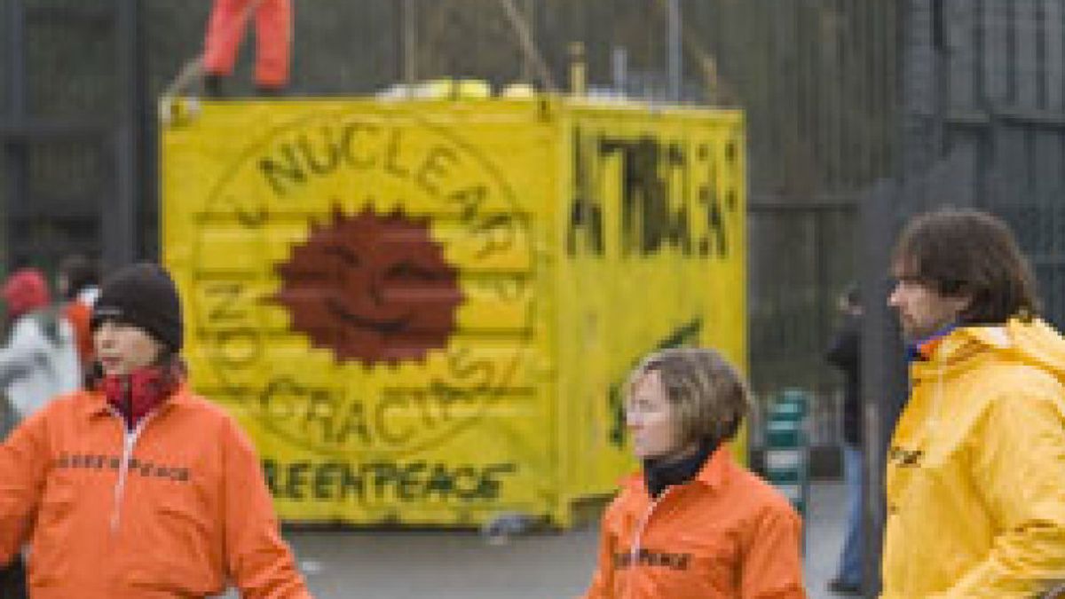 Miembros de Greenpeace se encadenan  en la central nuclear de Garoña y bloquean su acceso