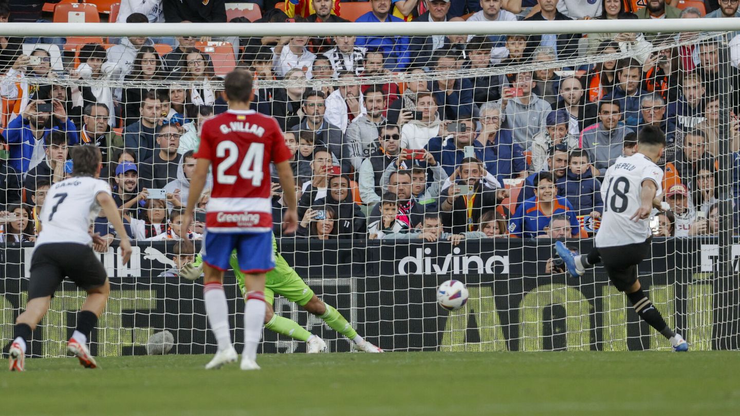 Pepelu marca el penalti contra el Granada (EFE/Juan Carlos Cárdenas).
