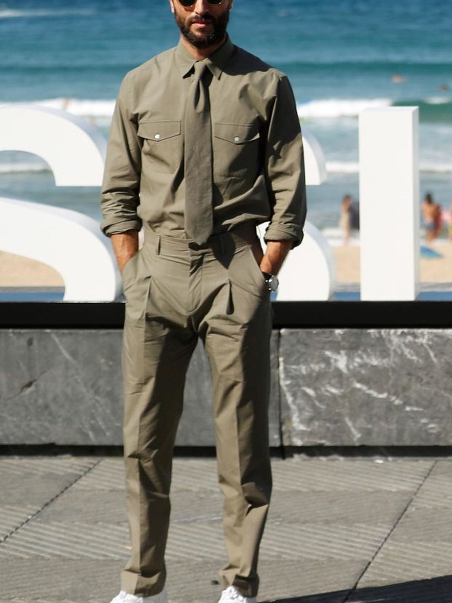 Javier Rey posa en el paseo marítimo de la playa de la Concha antes de presentar su película 'El verano que vivimos'. (EFE/Juan Herrero)