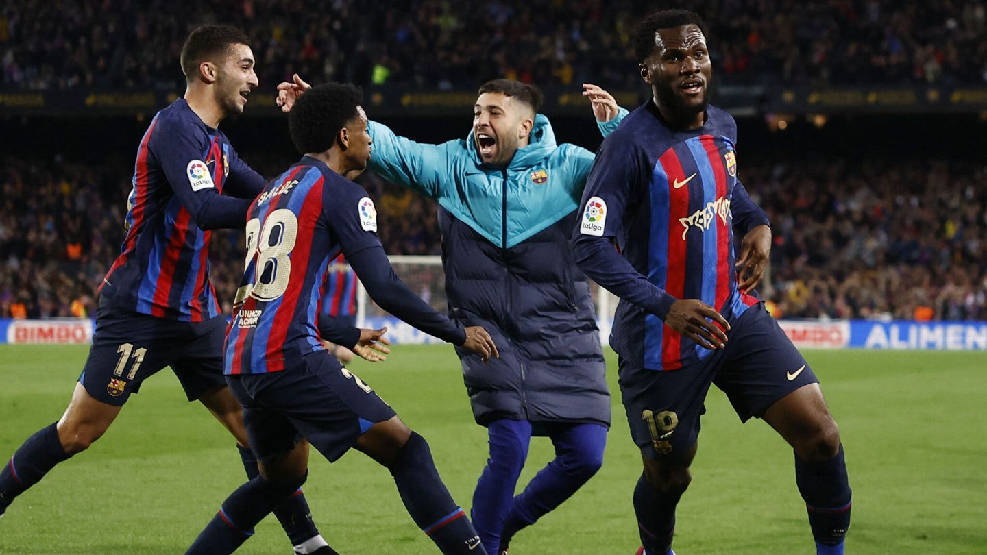 Los jugadores del Barcelona celebran el gol de Kessie en el descuento del Clásico. (REUTERS/Juan Medina).