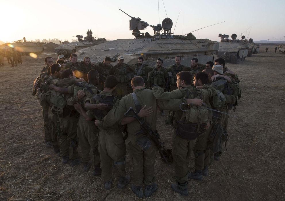 Foto: Soldados israelíes de la Brigada Golani forman un círculo antes de entrar en la Franja de Gaza, el 30 de julio de 2014. (Reuters)