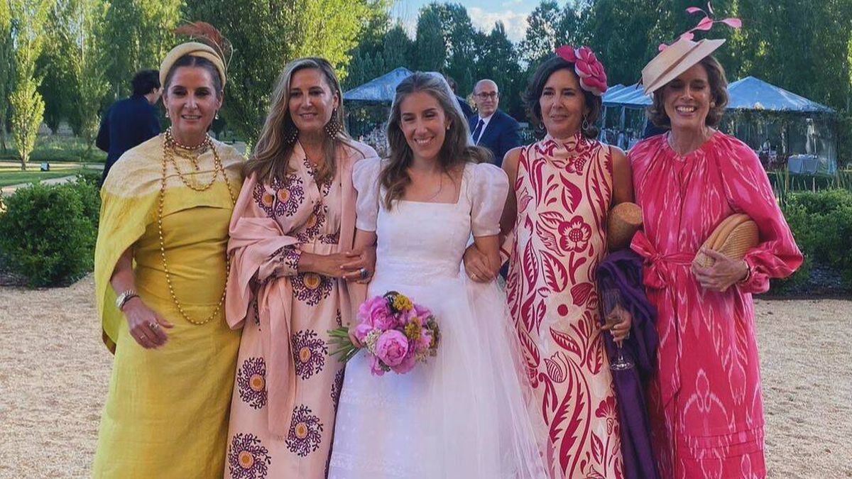 La lección de estilo de las hermanas Barreiros, las fundadoras de Aquilea y tías de Teresa Urquijo, como invitadas de boda
