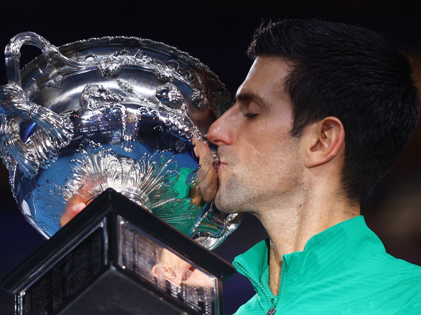 Djokovic besa su octavo título en Australia. (EFE)