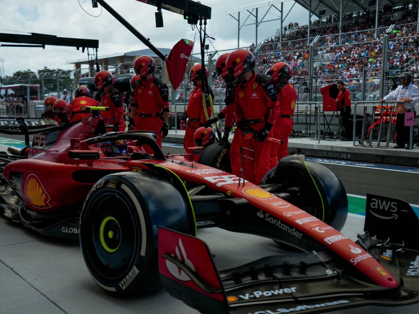 El cambio de neumáticos de compuesto medio a los duros resultó fatal para los intereses de Carlos Sainz. (Ferrari)