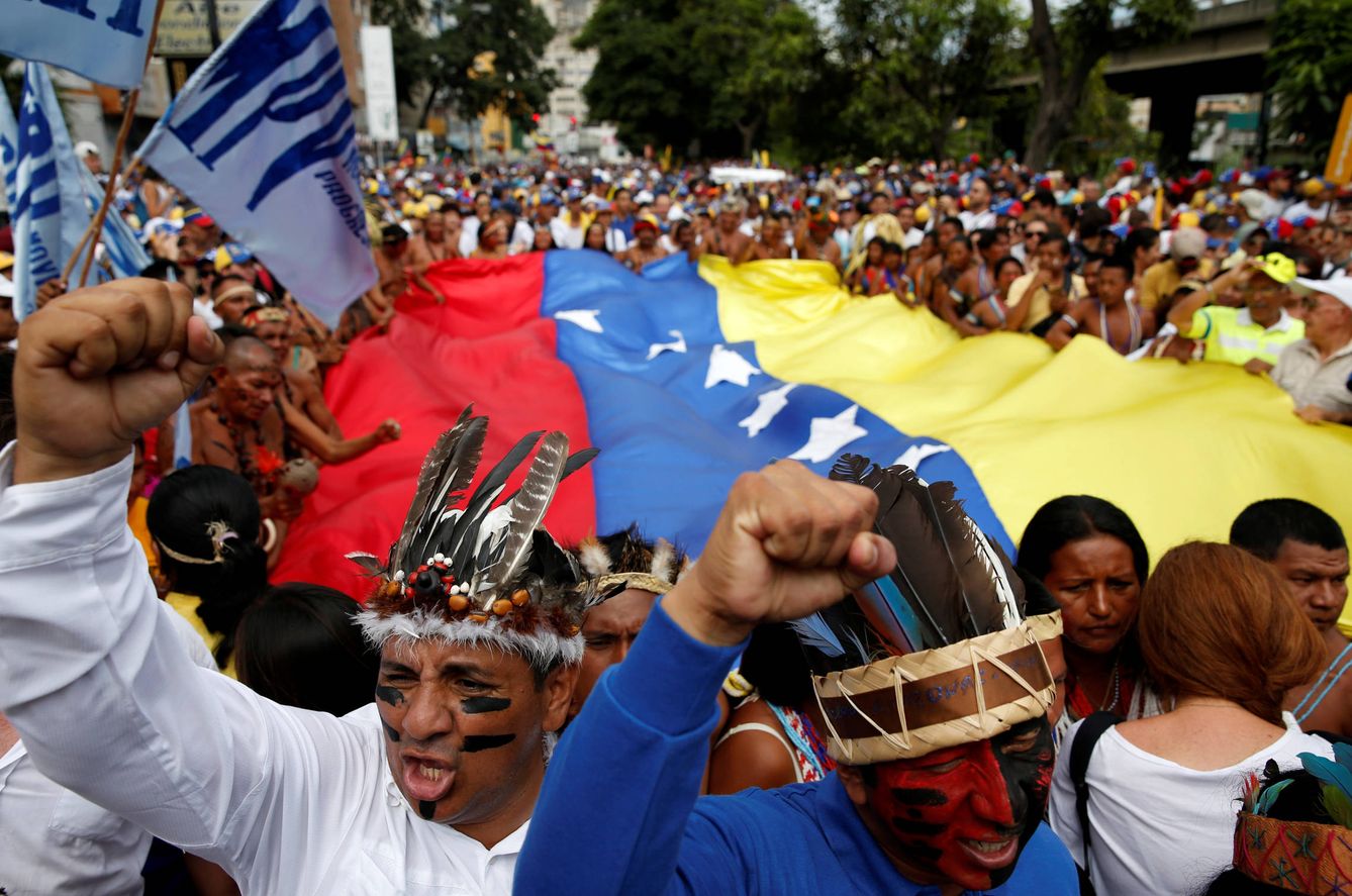 Opositores marchan durante la 'toma de Caracas' para pedir el revocatorio de Maduro (Reuters).