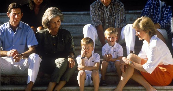 Foto: Carlos, Diana, los reyes Sofía y Juan Carlos y sus hijos en Marivent. (Cordon Press) 
