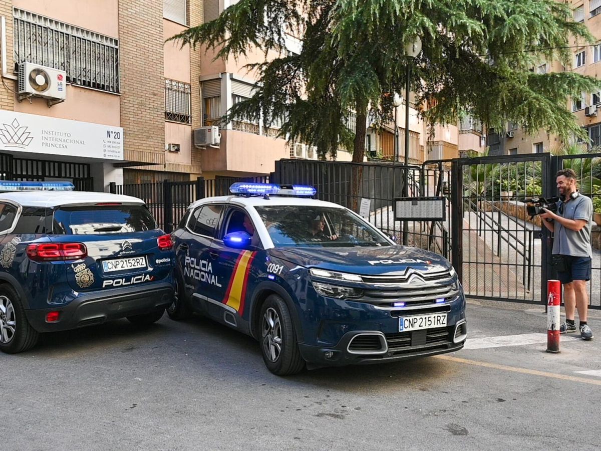 Foto: La Policía Nacional en la entrada de la vivienda de la mujer localizada este domingo en Granada. (EFE)