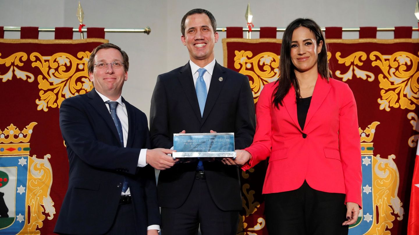 El presidente encargado de Venezuela, Juan Guaidó (d), junto al alcalde de Madrid, José Luis Martínez-Almeida (i), y la vicealcaldesa, Begoña Villacís. (EFE)