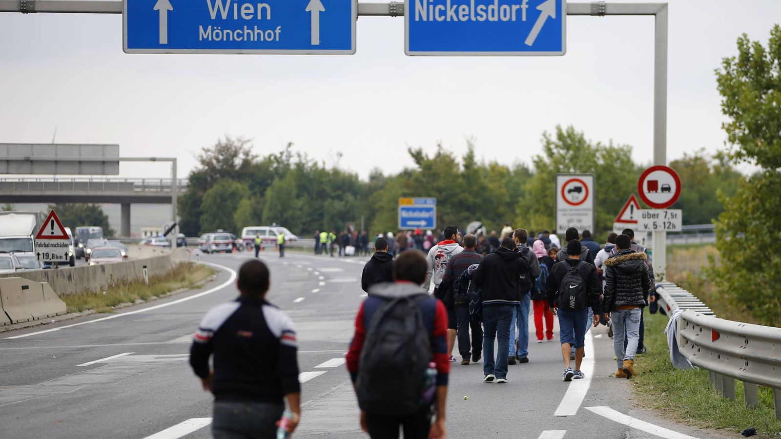 Foto: Migrantes y refugiados caminan por una autopista hacia Viena, cerca de Nickelsdorf, Austria (Reuters).