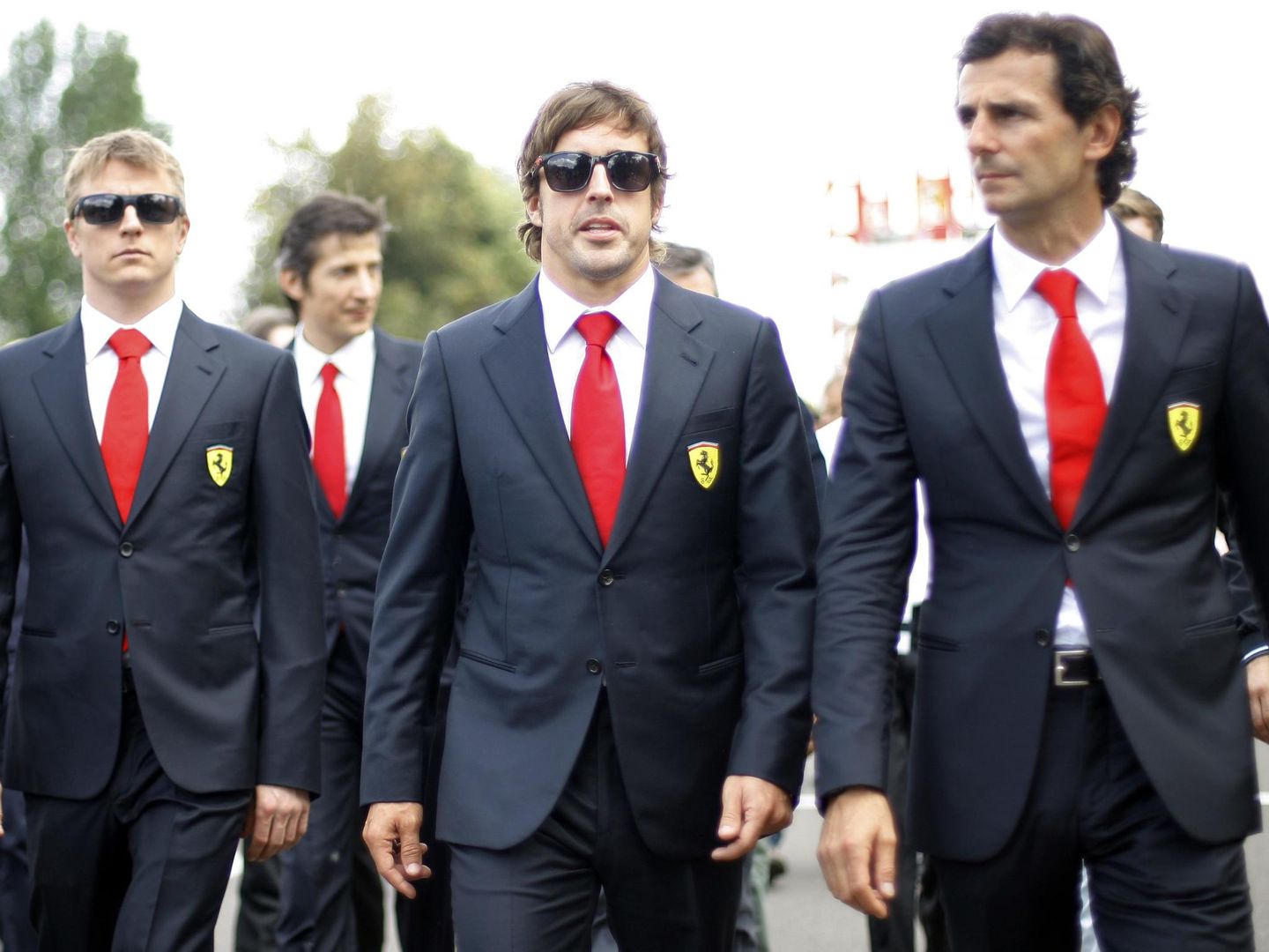 Pedro y Fernando (y Kimi) con el traje de Ferrari. (EFE)