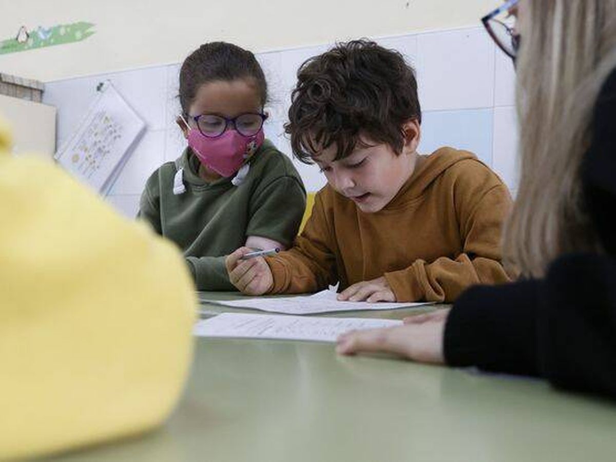 Foto: Dos niños en un colegio. (EFE/J. J. Guillén)