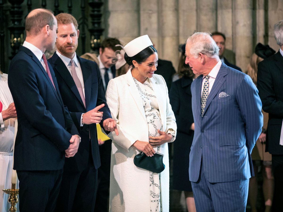 Foto: Los Sussex, con el príncipe Carlos. (Reuters)