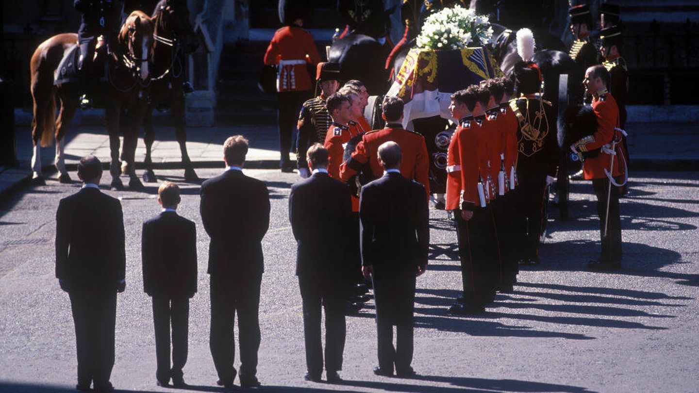 Carlos de Inglaterra, junto a sus hijos y Charles Spencer siguiendo el ataúd de Diana de Gales. (Getty)
