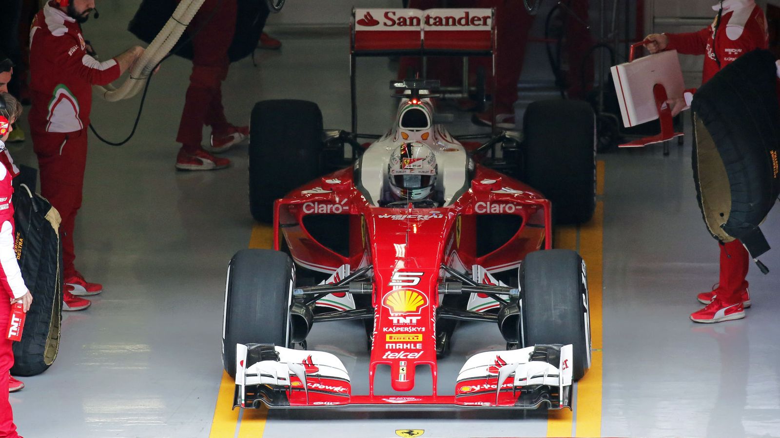 Foto: Sebastian Vettel abandonando su box este miércoles.