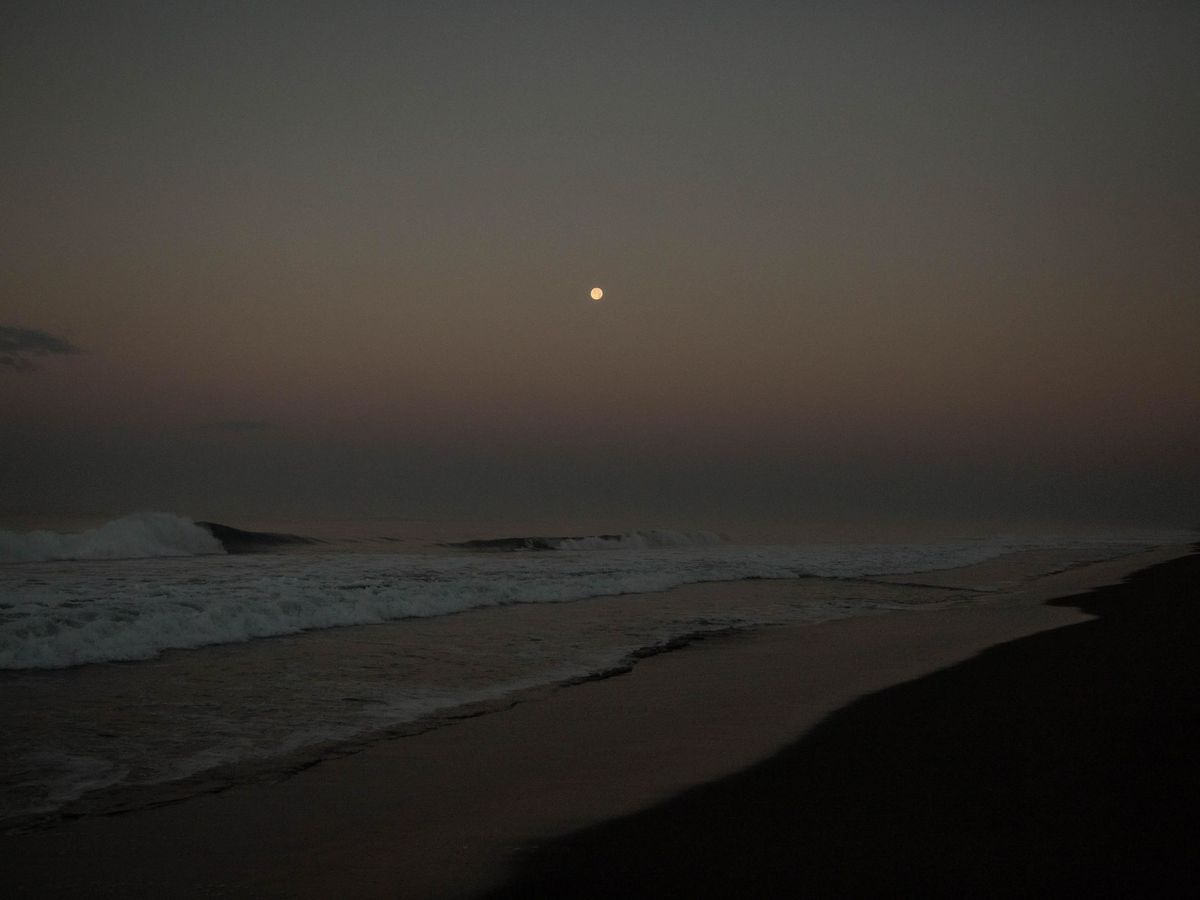 Foto: Foto de la luna de Gusano, durante el amanecer en la playa de Monterrico, Santa Rosa (Guatemala). Foto: EFE Esteban Biba