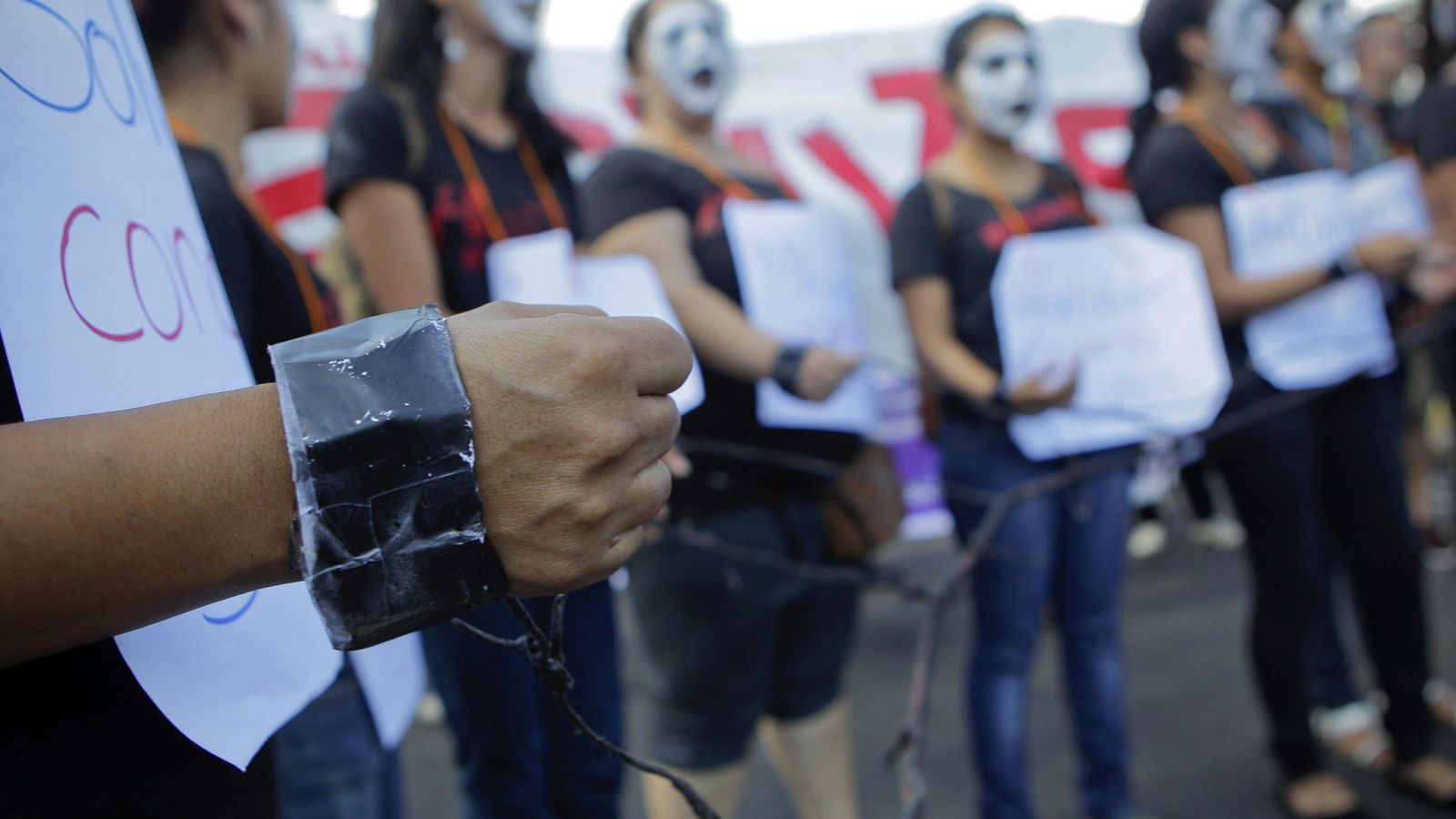 Foto: Mujeres se manifiestan en El Salvador contra la violencia de género (EFE)