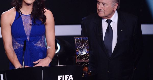 Foto: En la imagen, Hope Solo junto a Blatter. (Cordon Press)