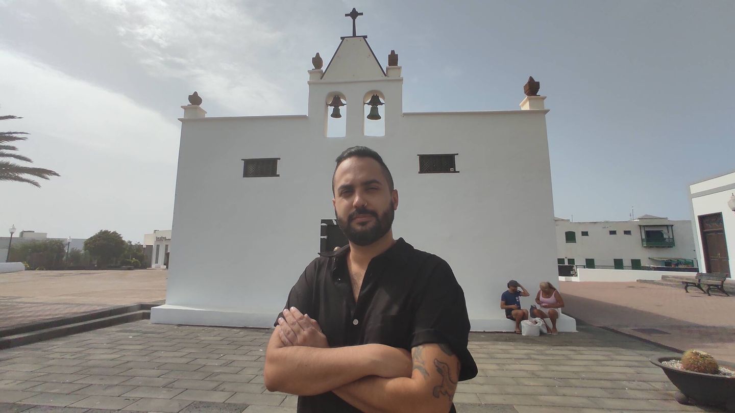 Adonay Bermúdez, director artístico de la Bienal de Lanzarote, frente a la ermita de Hita. (G. Martínez)